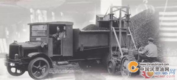　　    　　1929年，第一臺門架式結構的裝載機出現 