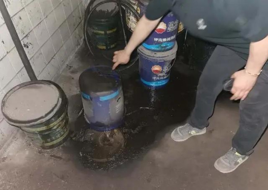 女子廢機(jī)油隨意排放被行拘