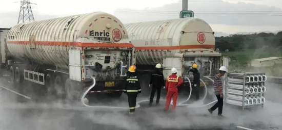 廣東發(fā)生一起危化品運輸車追尾泄漏事故