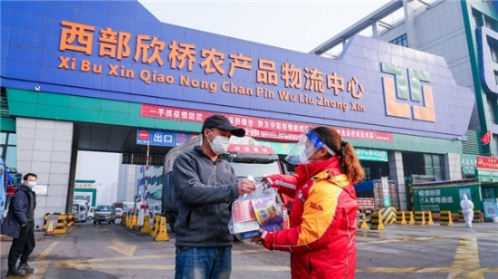 延長(zhǎng)殼牌向欣橋市場(chǎng)滯留司機(jī)捐贈(zèng)物資加油包