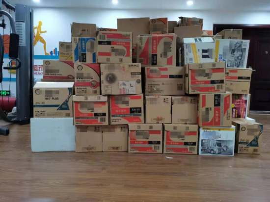 現(xiàn)場查扣假冒品牌的潤滑油1000余桶