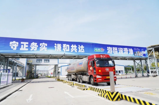 海疆牌發動機油正式應用于紅旗轎車