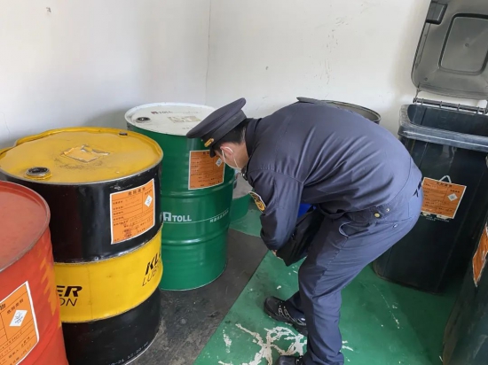 某汽修店違法處置3噸廢機(jī)油